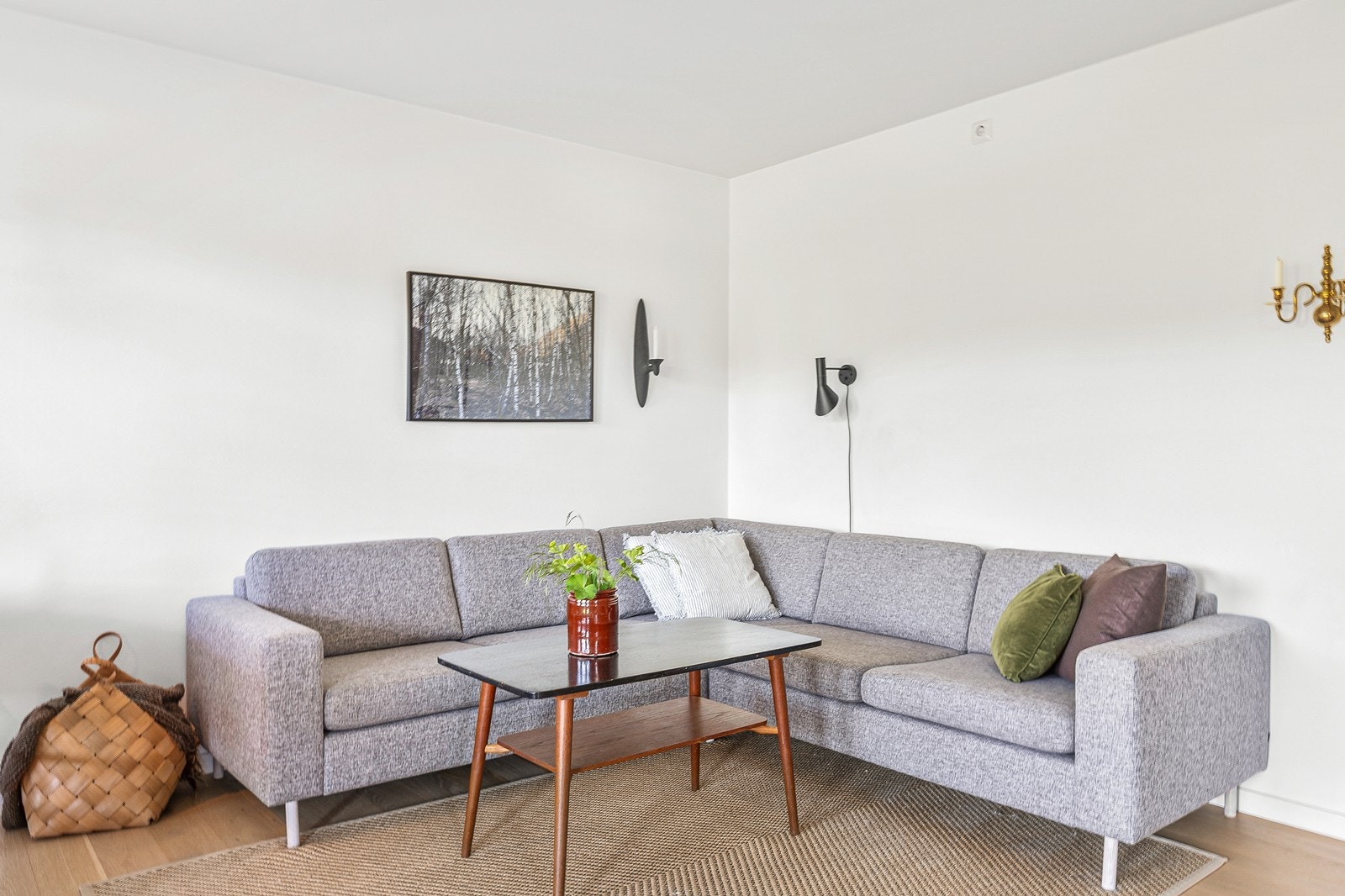 Overflatene består av parkett på gulv og slette malte vegger med listefri overgang til himling. Galleribilde