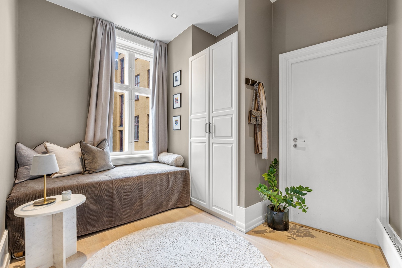 Soverom nr. 2 av fin størrelse og direkte adkomst til baktrappen, hvor en av bodene på ca. 2,5 m² er beliggende. Galleribilde