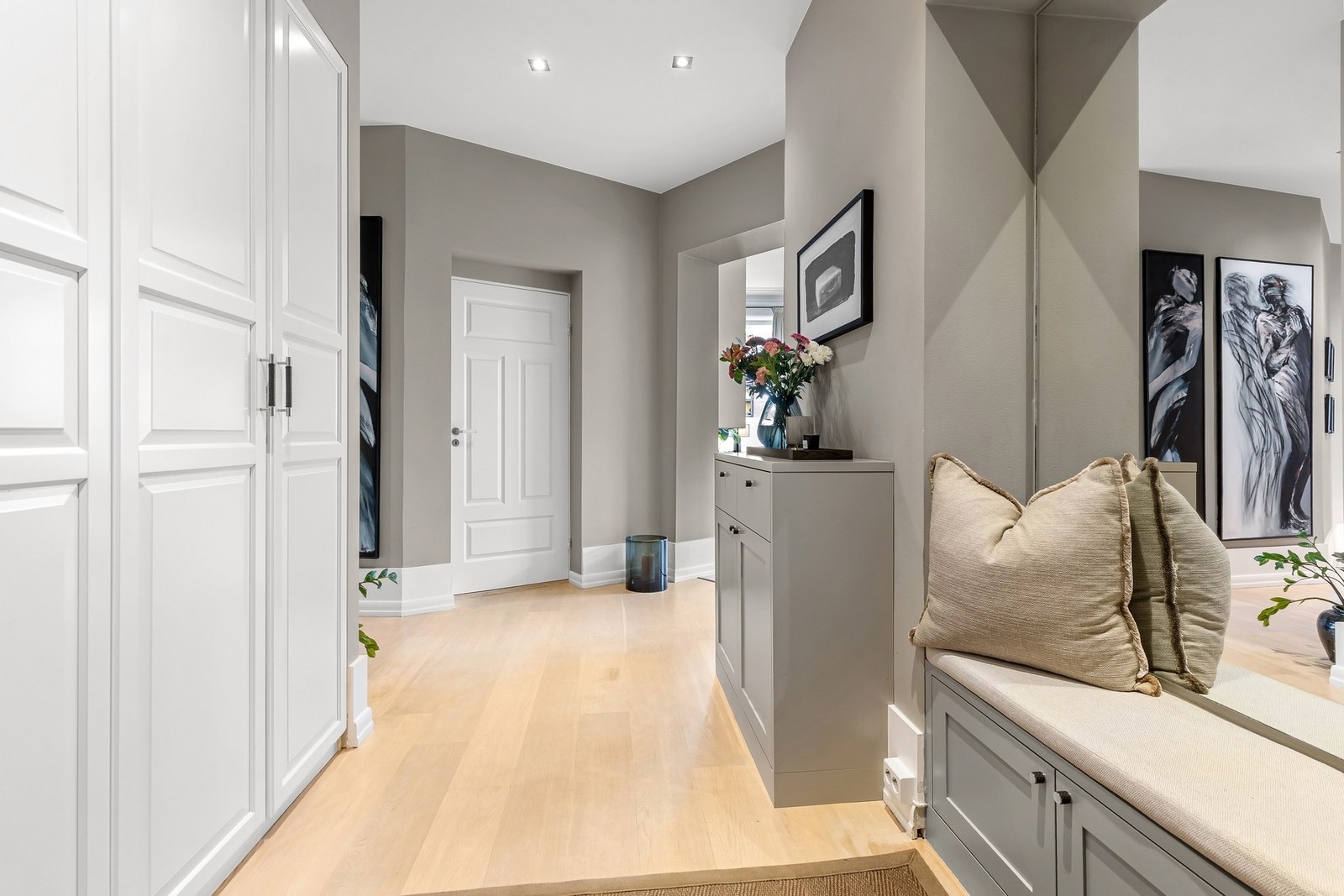 Plassbygget garderobe - Ytterligere lagringsplass i hele tre boder med samlet areal på ca. 15 m². Galleribilde