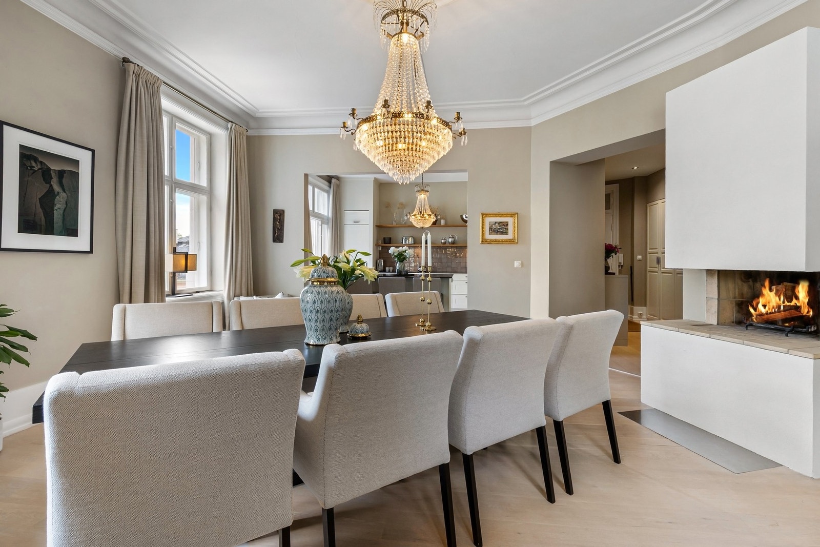 Takhøyden på over 3 meter samt de velbevarte stukkaturene og rosettene bidrar til leilighetens klassiske preg. Galleribilde