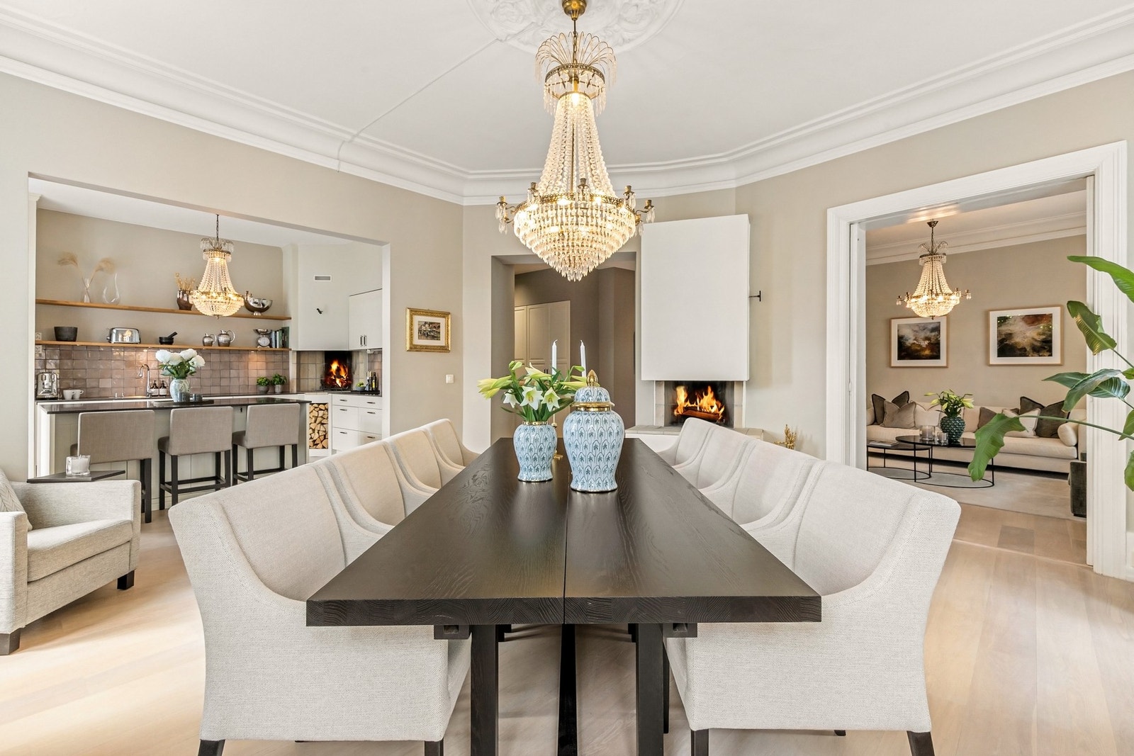 Elegant og påkostet 5-roms hjørneleilighet, hvor klassisk bygårdssjarm møter moderne komfort, fremhevet av stukkatur, rosetter og generøs takhøyde. Galleribilde