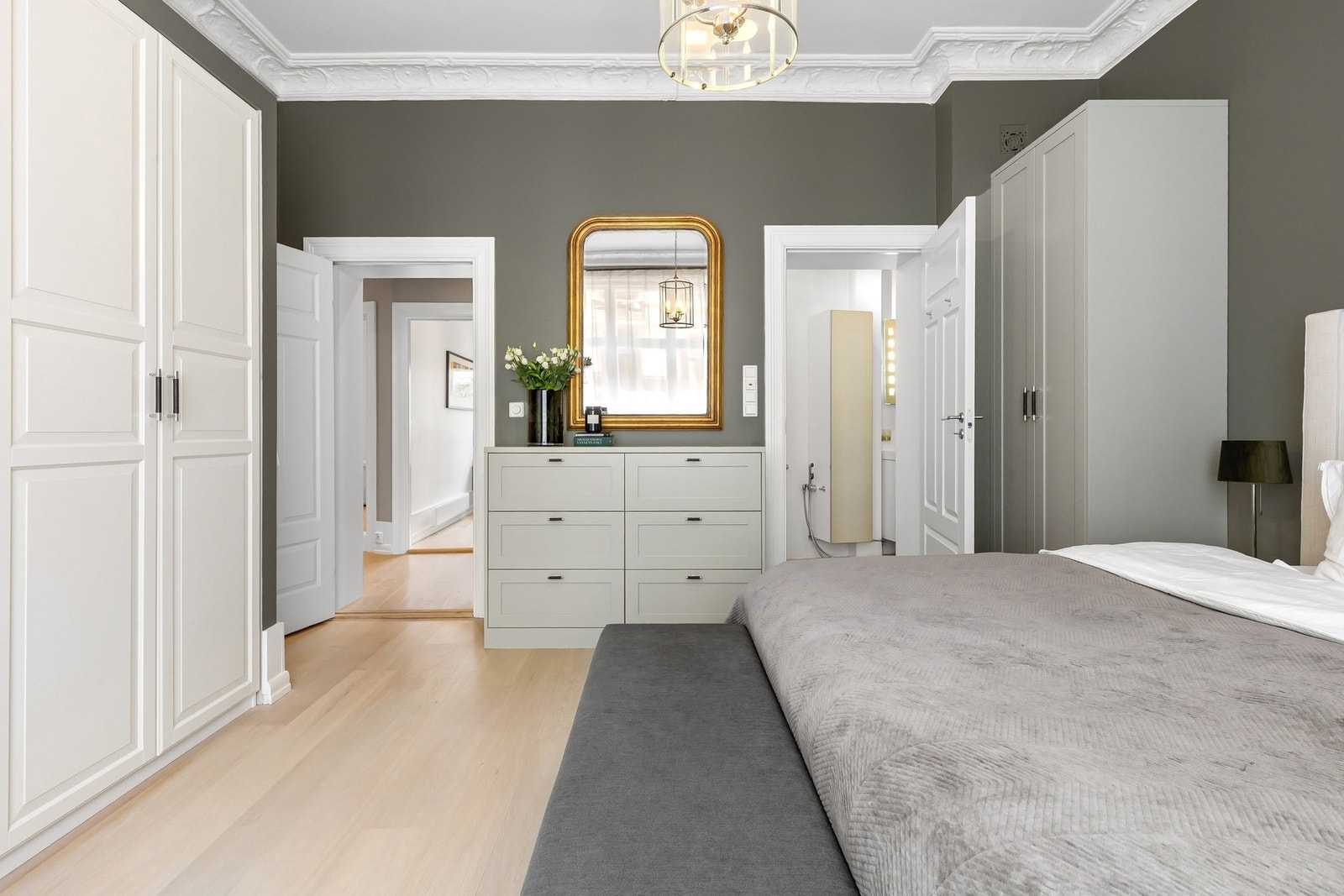 Hovedsoverommet er utformet som en suite med eget bad. Galleribilde