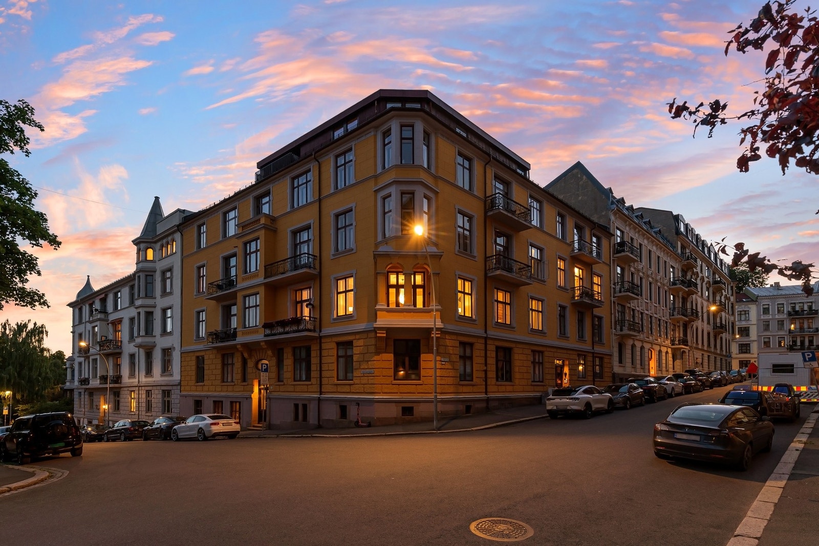 Leiligheten ligger flott til i byggets andre etasje og har en utmerket beliggenhet mot Tostrups gate. Galleribilde