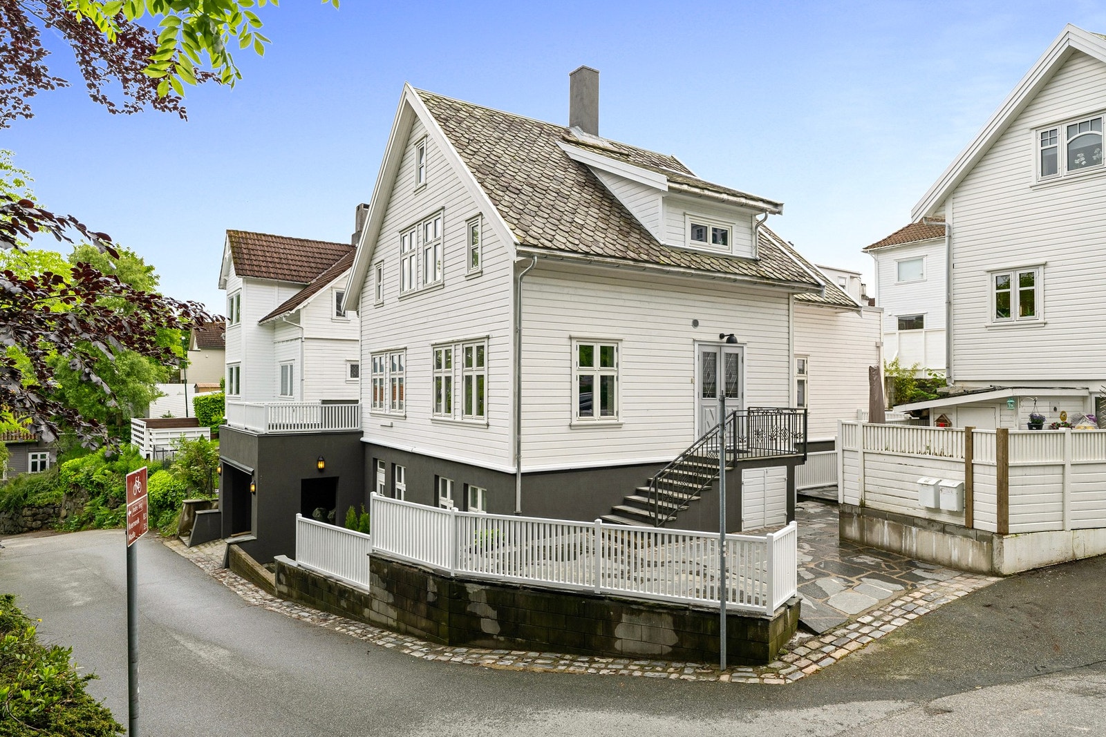 Blant arbeidene som er utført finner man ny grunnmur og drenering, utgraving og innredning av underetasjen, etterisolering av yttervegger og tak, nytt undertak og skifertak, nye vinduer og ytterdører. Galleribilde