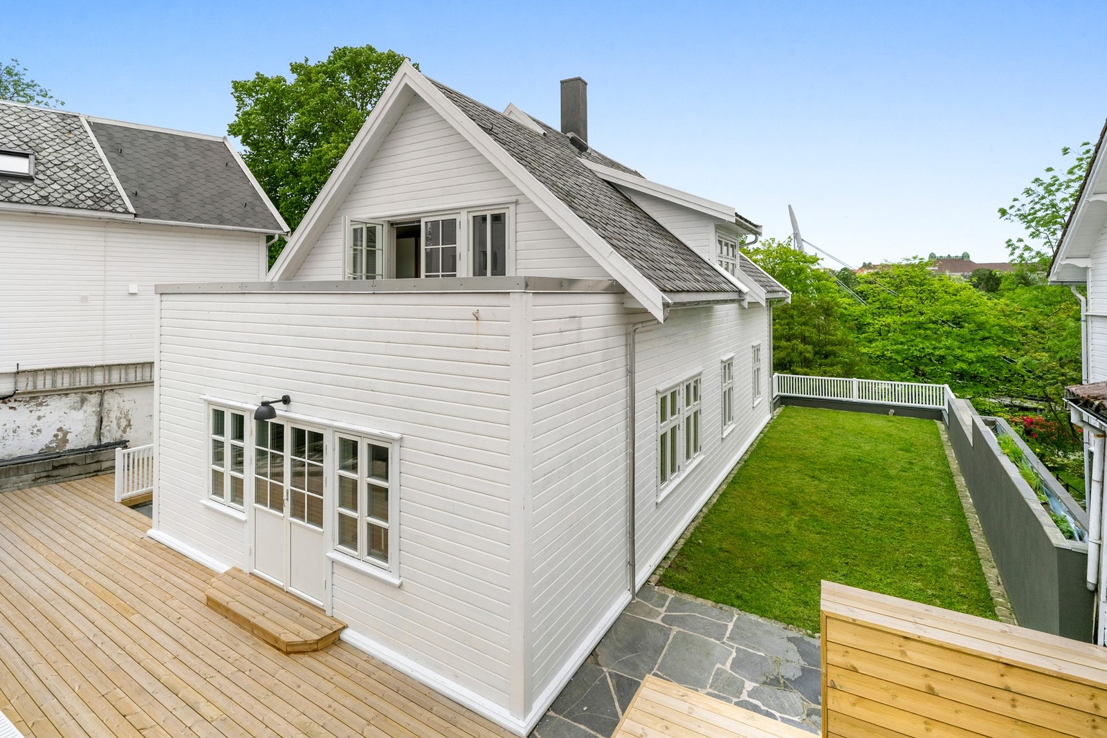 Boligen kombinerer klassisk Våland-sjarm med moderne komfort etter omfattende oppgraderinger gjennom en årrekke. Galleribilde