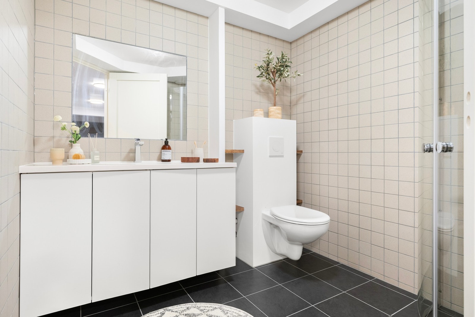 Boligen har to moderne bad som i hovedsak er etablert og oppgradert de senere årene. Galleribilde