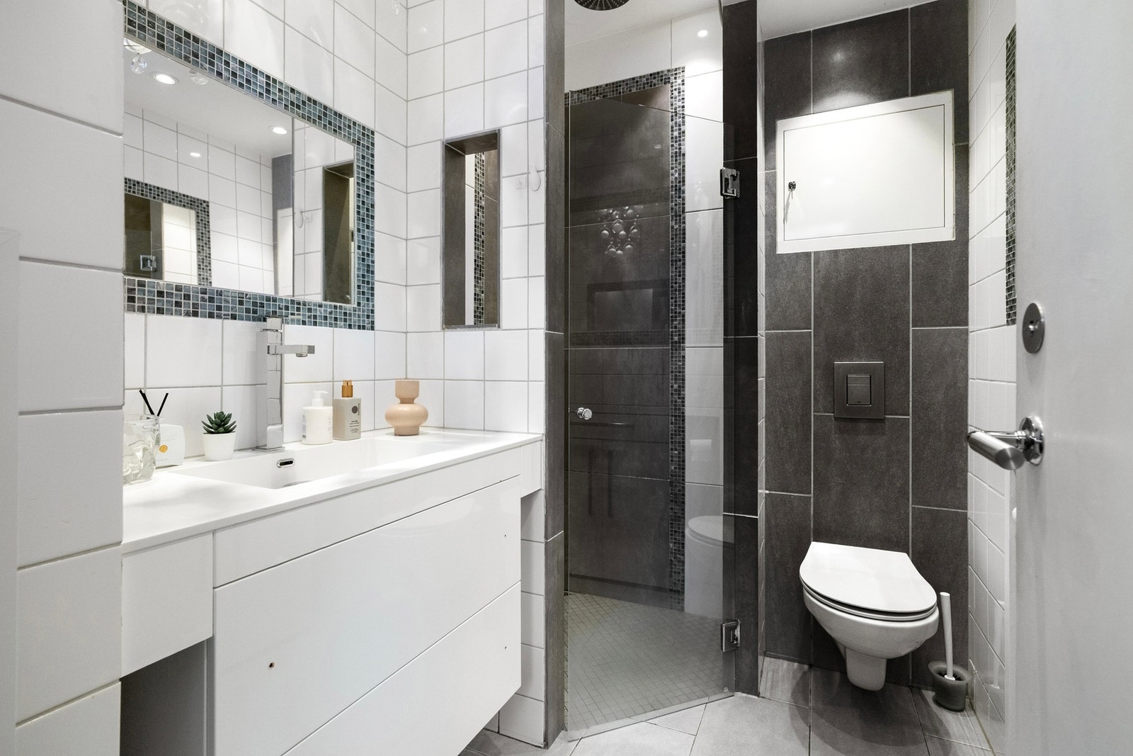 Badet i hybelen. Galleribilde