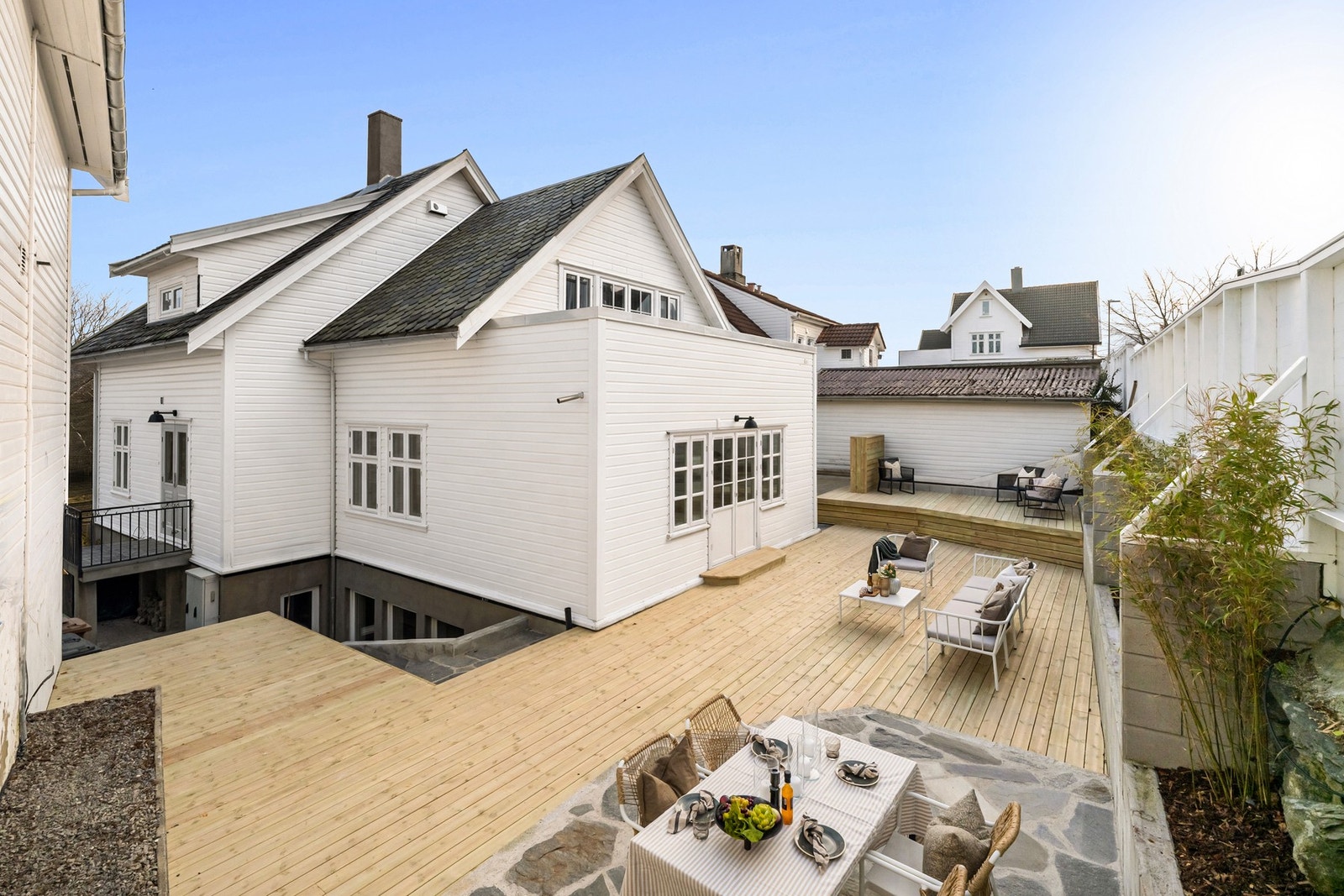 Uteområdet er opparbeidet med store terrasseflater, plen og beplantning som krever lite vedlikehold. Galleribilde