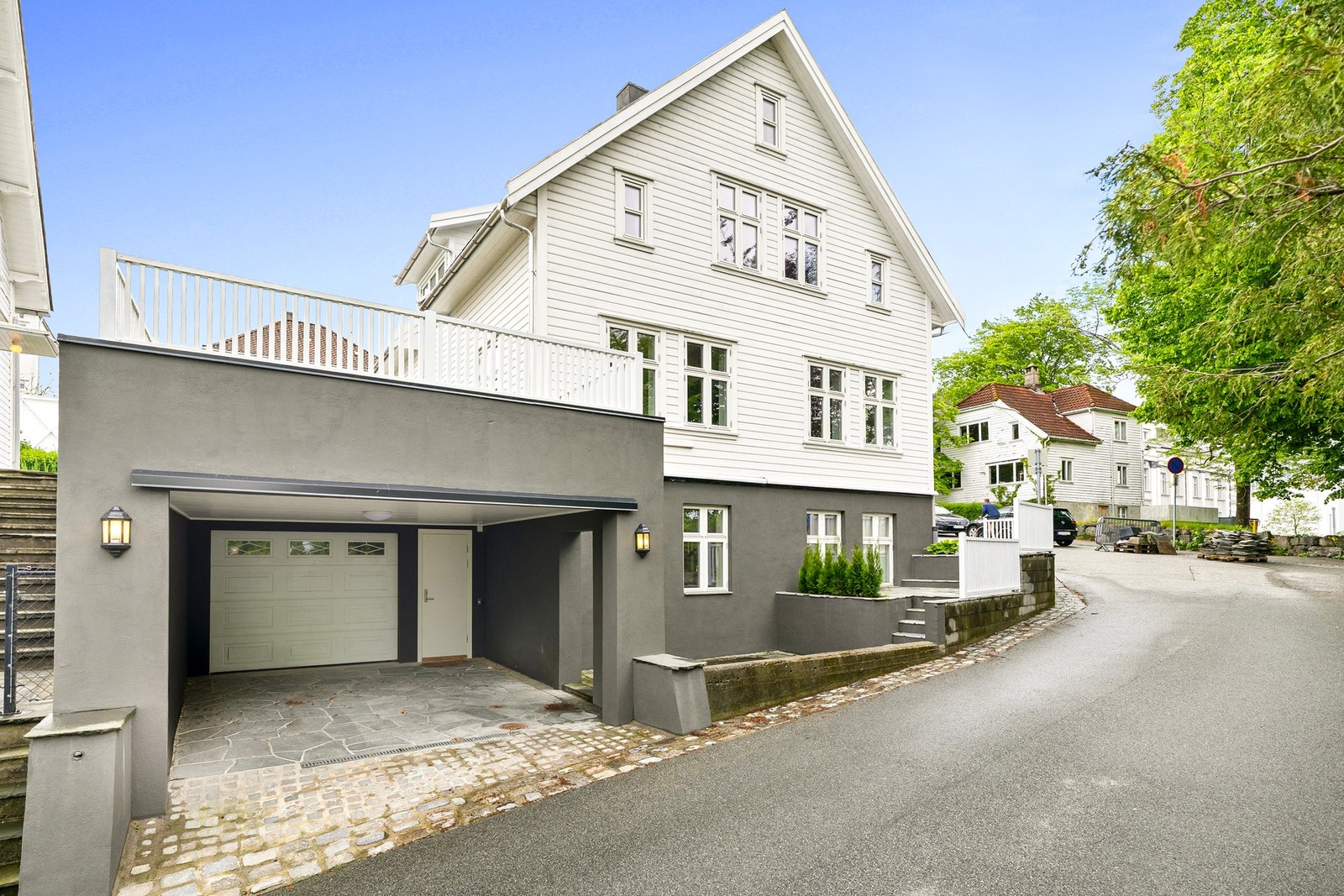 Parkering er løst med egen garasje samt carport rett foran garasjen, noe som gir plass til parkering på egen eiendom. Galleribilde