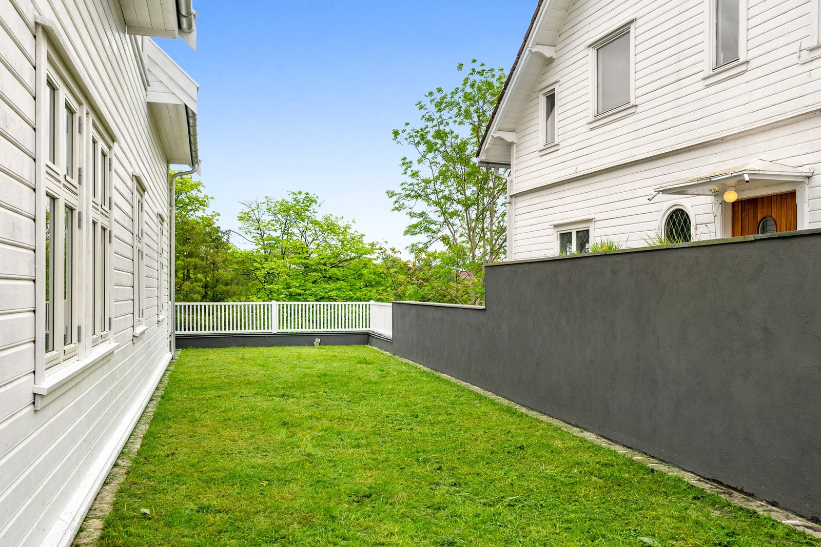 Leiligheten disponerer hoveddelen av utearealene på eiendommen, har egen garasje og carport, gode solforhold og en fleksibel planløsning med mange bruksområder. Galleribilde