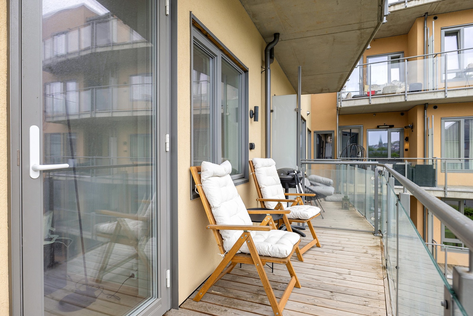 I Stjørdalsveien 3 D og på Lilleby bor du med umiddelbar nærhet til "alt" du trenger. Dagligvarebutikker, turstier, treningssentre, kjøpesentre, bussholdeplass og togstasjon er bare få minutters gange unna. Galleribilde