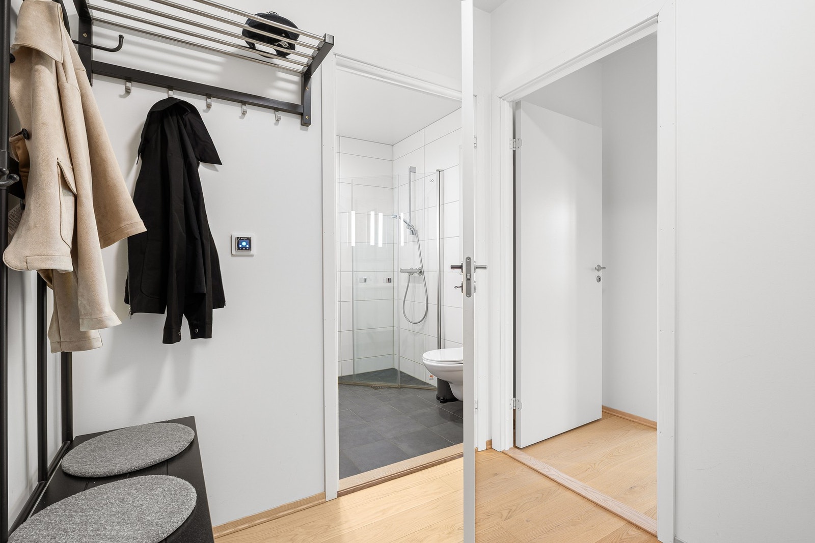 Fra entréen har du videre adkomst til både baderommet og boden i leiligheten. Galleribilde