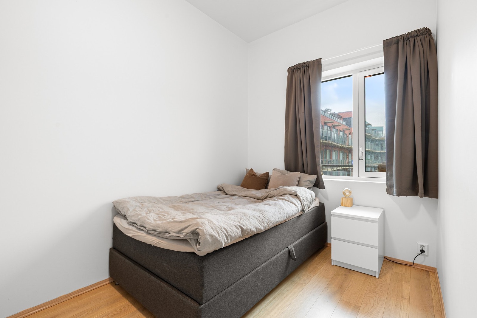 Leilighetens soverom måler 8,3 kvm og har godt med plass til dobbeltseng av god størrelse, nattbord, garderobeløsning og annet soveromsmøblement etter eget ønske. Galleribilde