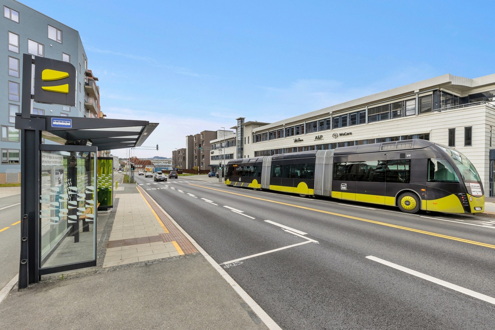 Ladeveien bussholdeplass er bare noen få meter fra leiligheten. I tillegg finner du Lilleby togstasjon, med hyppige avganger til eksempelvis Trondheim lufthavn Værnes, ca. 5 minutters gange fra inngangsdøren. Galleribilde
