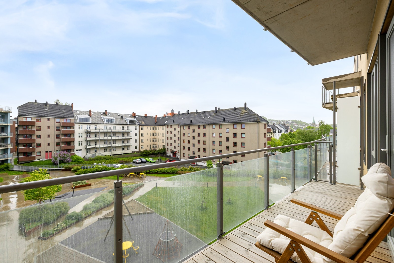 I forlengelse av stue/kjøkken-arealet, kommer du ut til leilighetens romslige og fine balkong. Foran balkongen ligger sameiets pent opparbeidede fellesareal som oppleves som både grønt og frodig på sommerhalvåret. Galleribilde