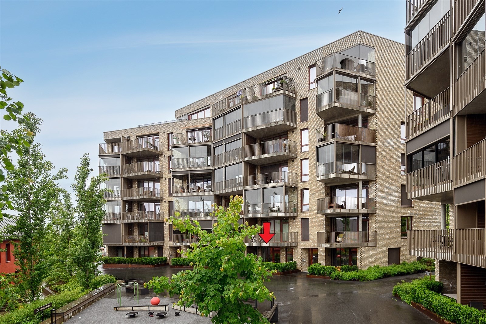 Leiligheten ligger fint til i et nyere boligsameie fra 2020. Galleribilde
