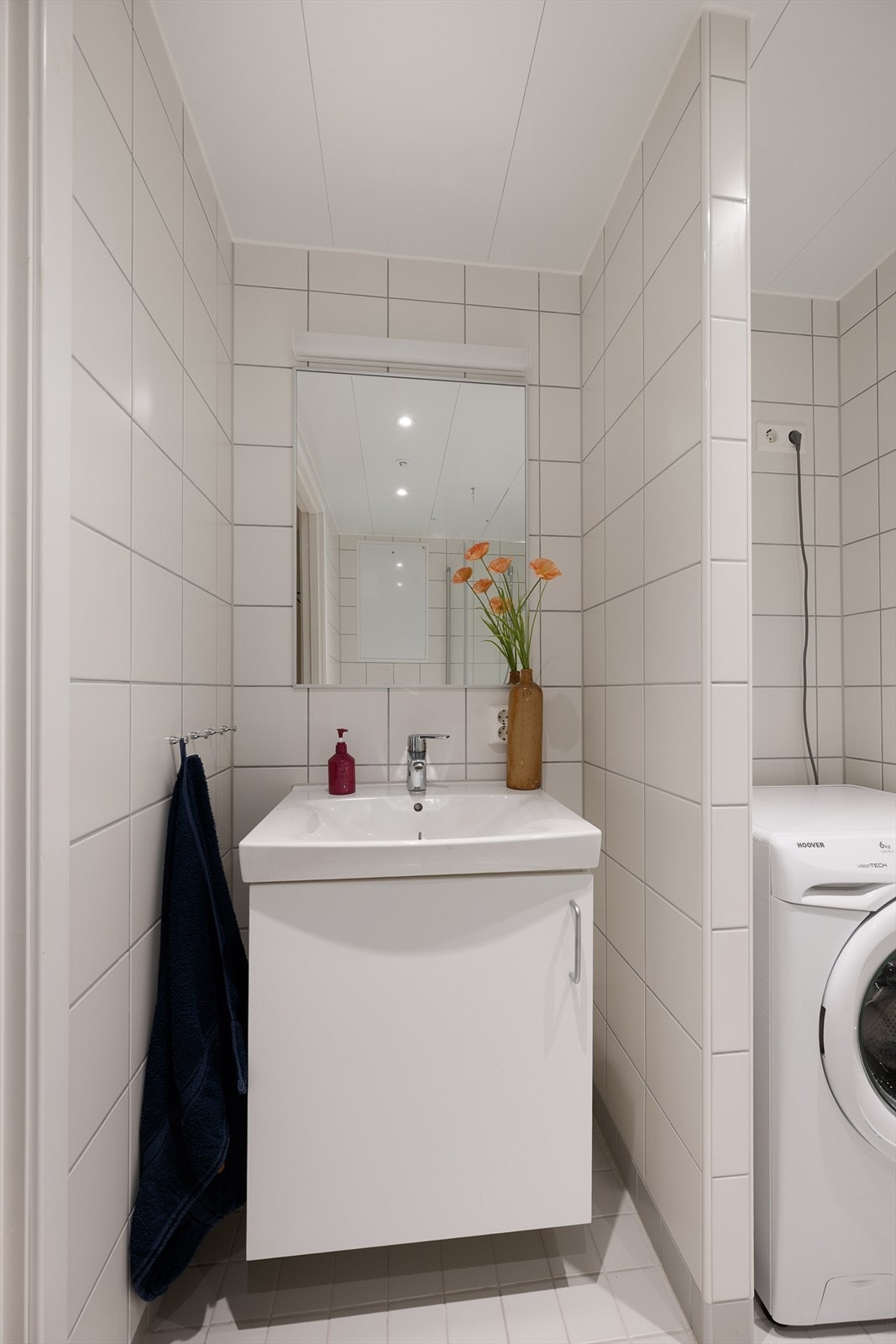 Badet er en prefabrikkert kabin med servantinnredning og veggmontert toalett. Galleribilde