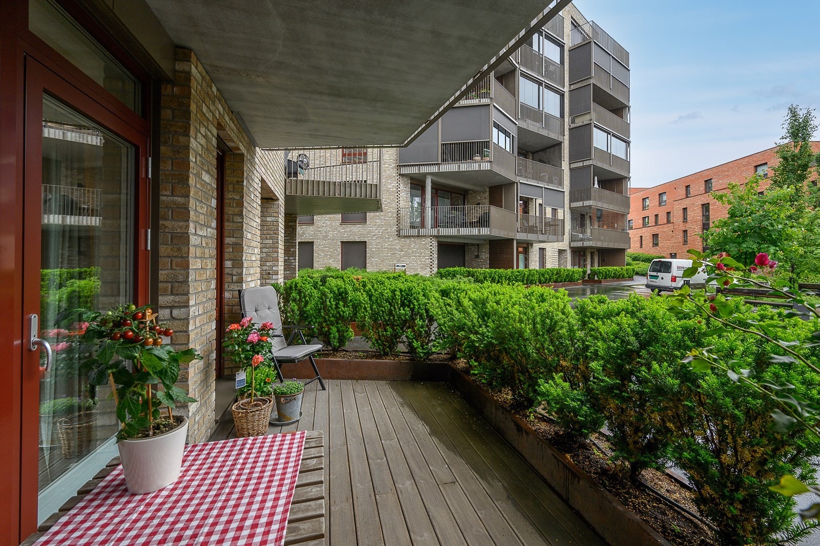 Markterrassen har terrassebord i Møre Royal og er delvis skjermet av hekk i cortenstål-kasser. Galleribilde