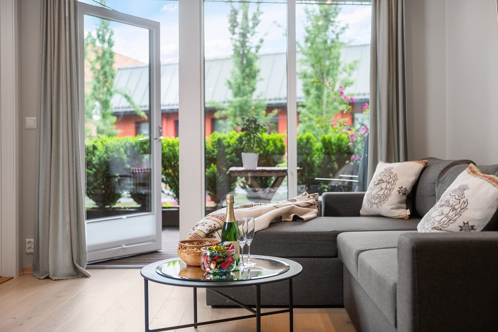 Fra stuen er det direkte utgang til en overbygget markterrasse på 10 m². Galleribilde