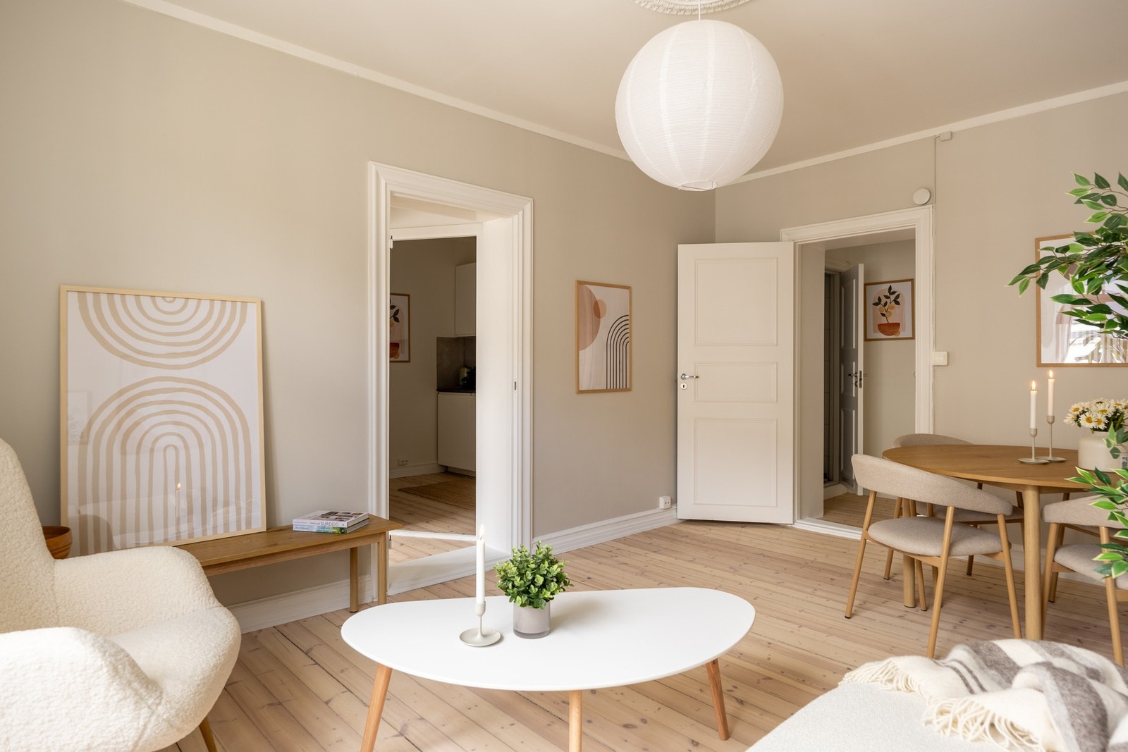 Overflatene er malt i en lys og behagelig fargetone. Galleribilde