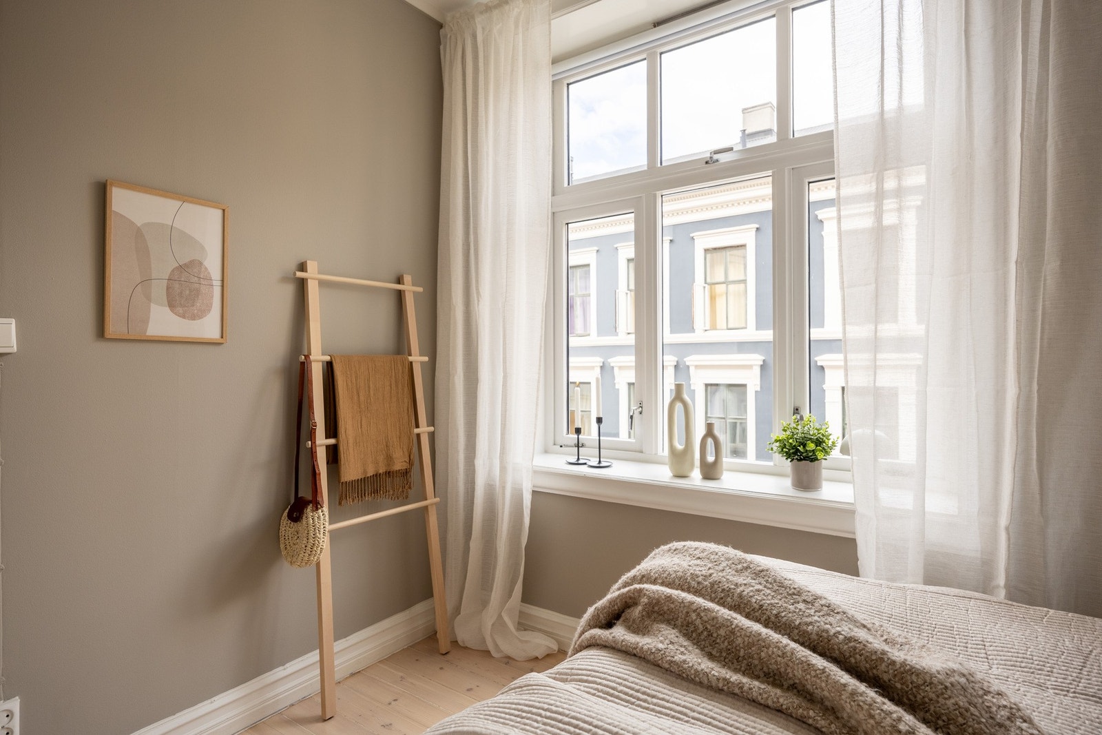 Dersom man er student, bor i boligen selv og vil leie ut ett soverom, kan man gjøre det skattefritt. Galleribilde