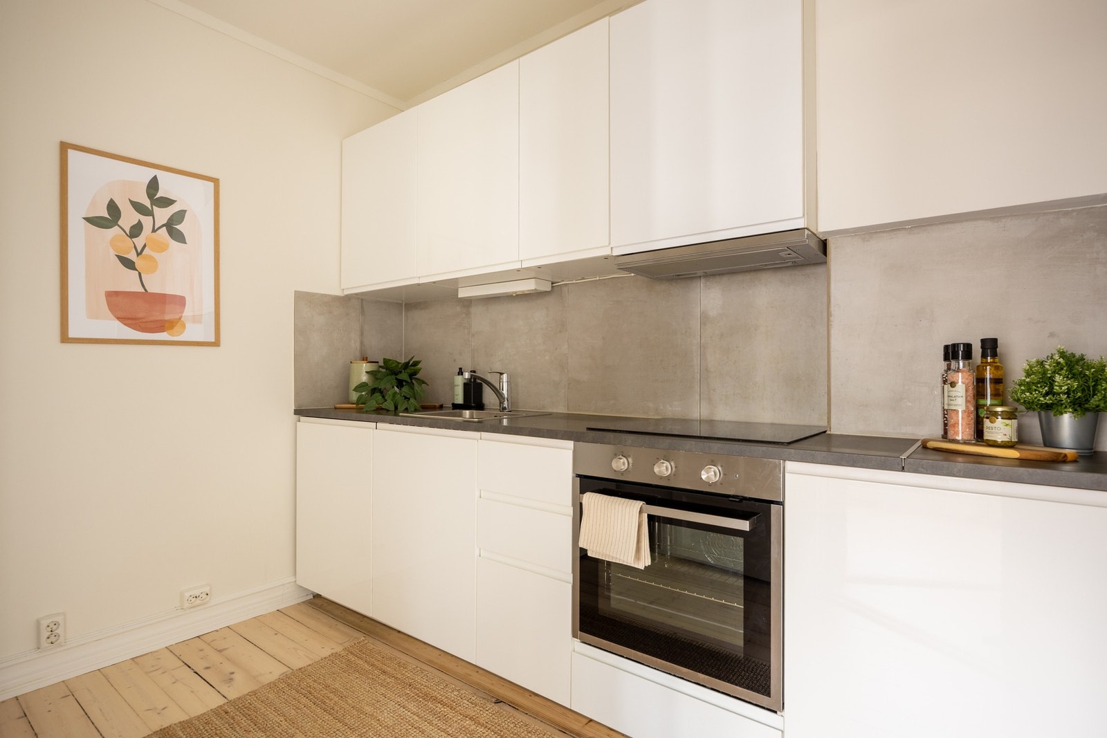 Innredning med glatte fronter og benkeplate av laminat. Galleribilde