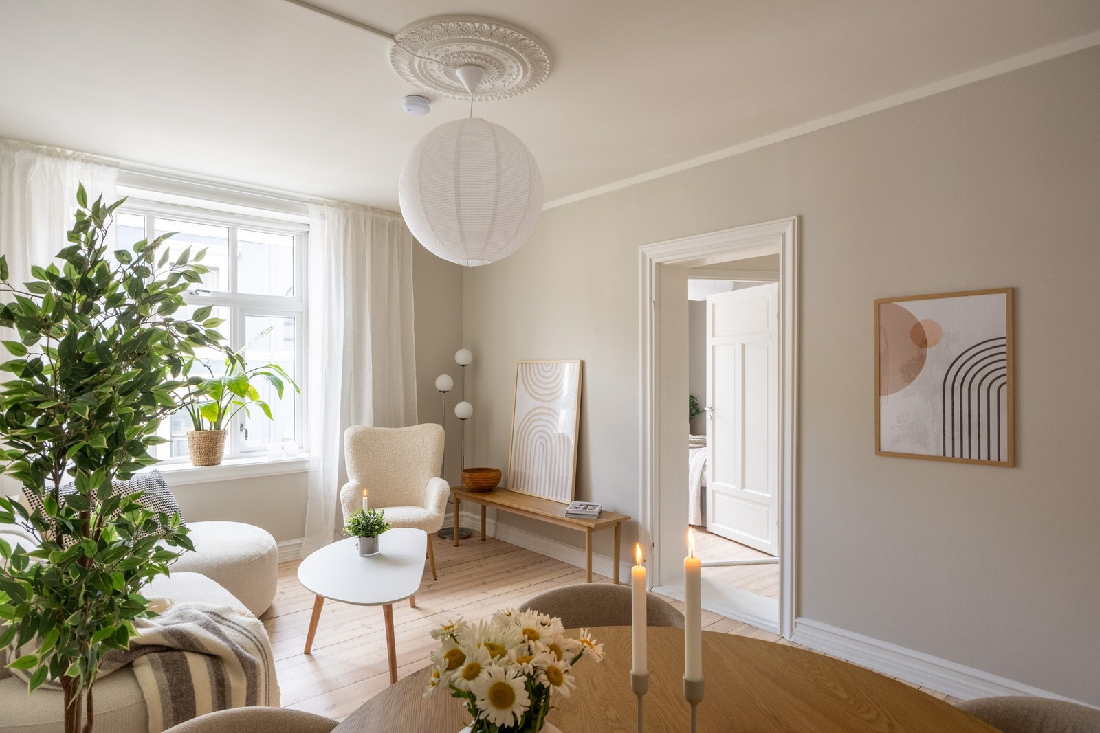 Leiligheten er lys og innbydende. Galleribilde