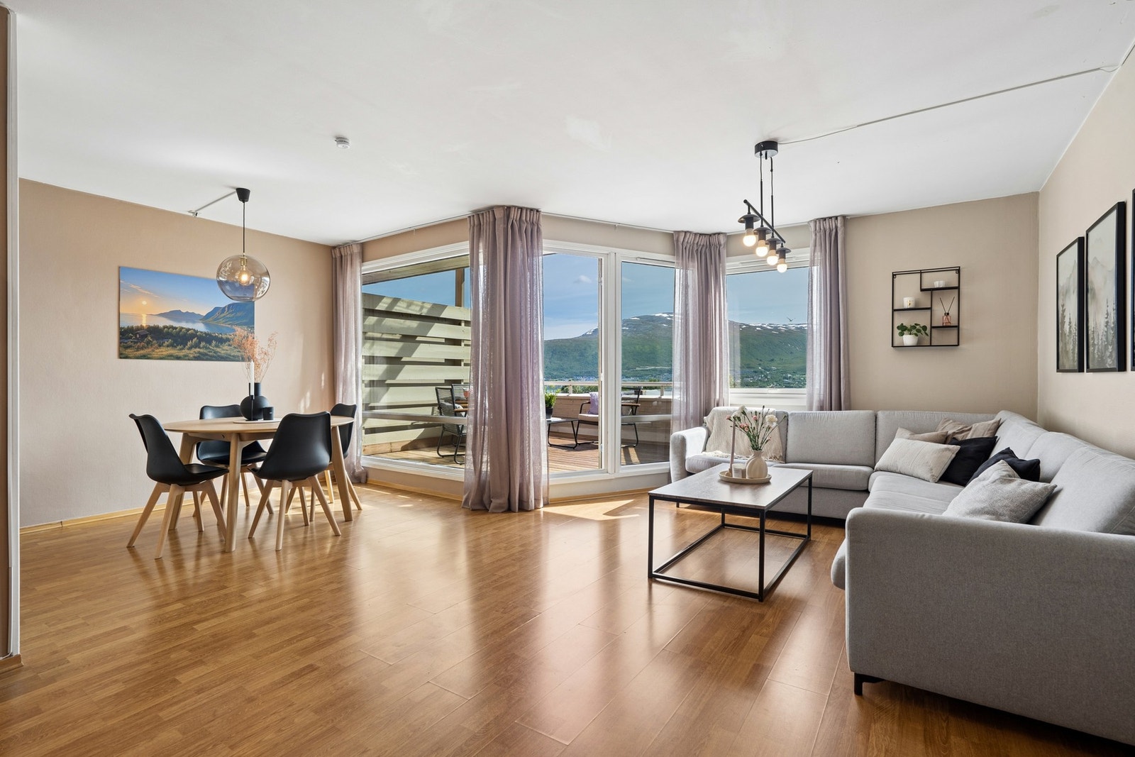 EiendomsMegler 1 Borettslag Tromsø Stakkevollan - Attraktiv og moderne 3-roms med flott utsikt.