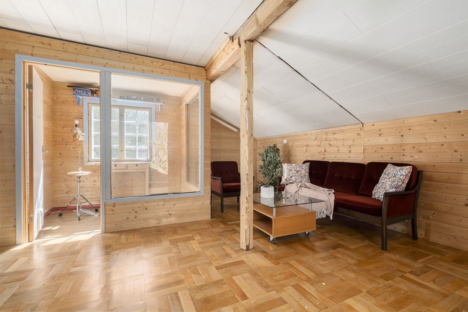 Loftsetasjen over garasjen er innredet med parkett på gulv og panel på vegger. Galleribilde