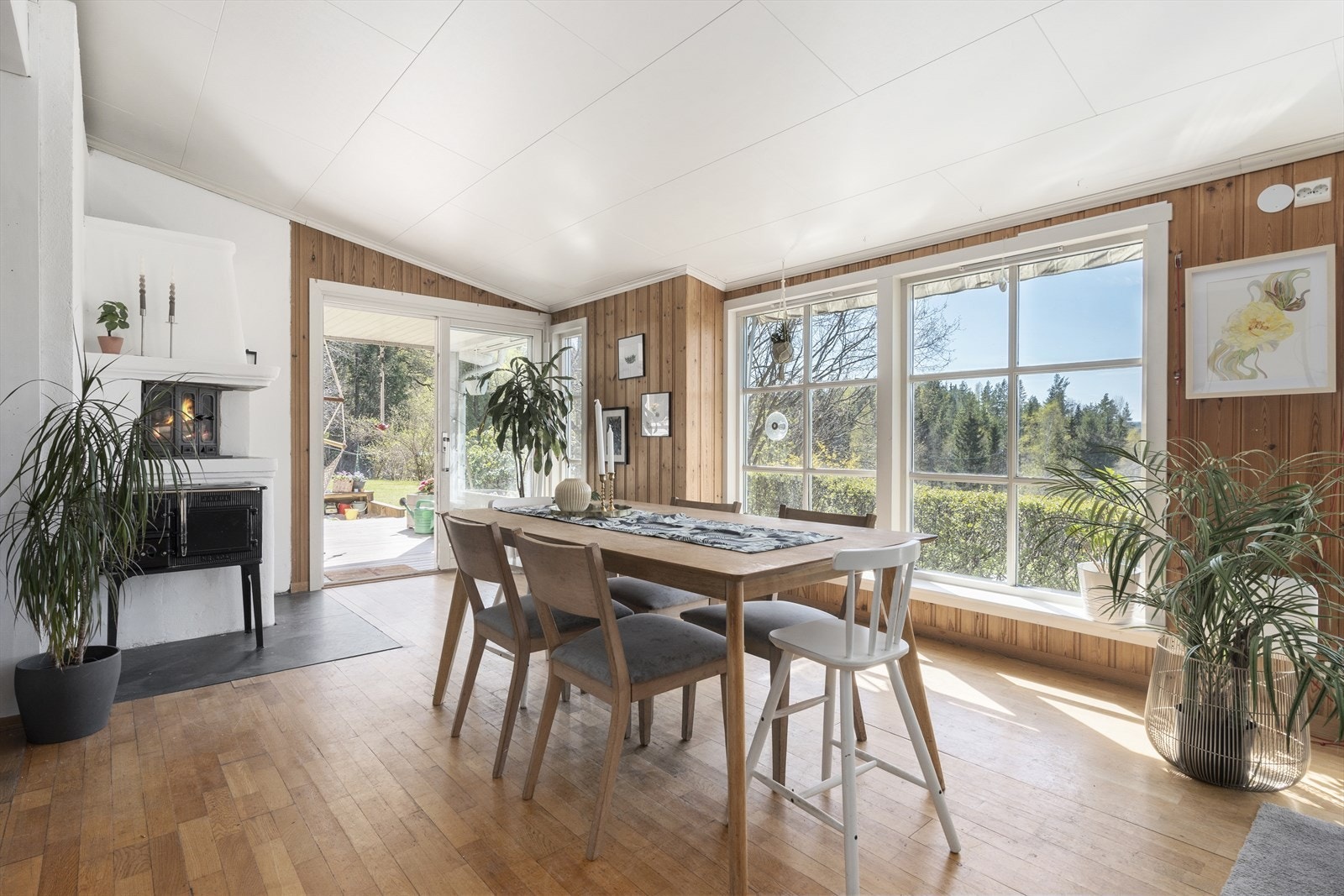 Spisestuen har plass til langbord og er utstyrt med både peis med innsats og en vedovn. Galleribilde