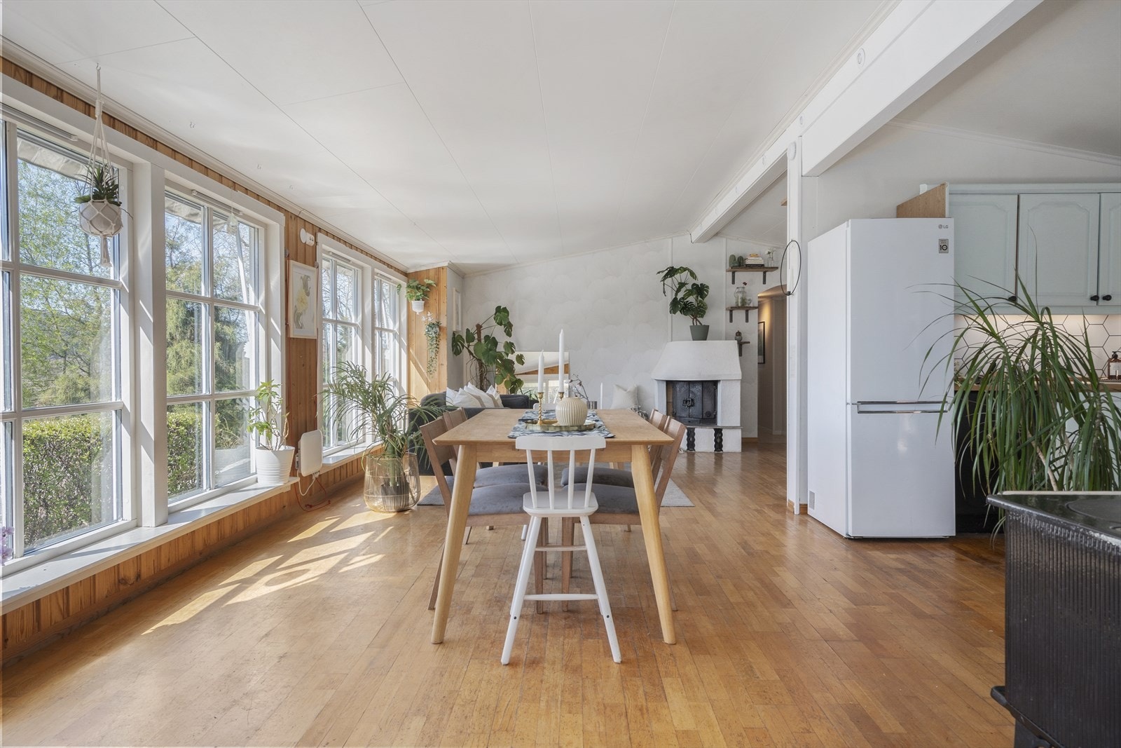 Gjennomgående parkett og store vindusflater skaper en lys og åpen atmosfære i oppholdsrommene. Galleribilde