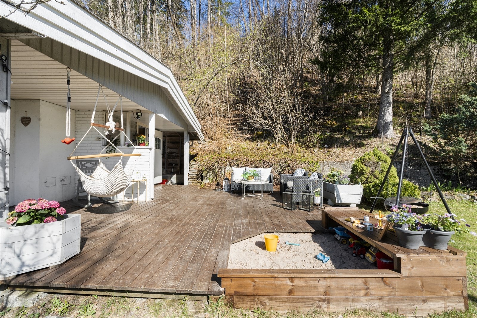 Den delvis overbygde terrasseplattingen har utgang fra stuen. Galleribilde