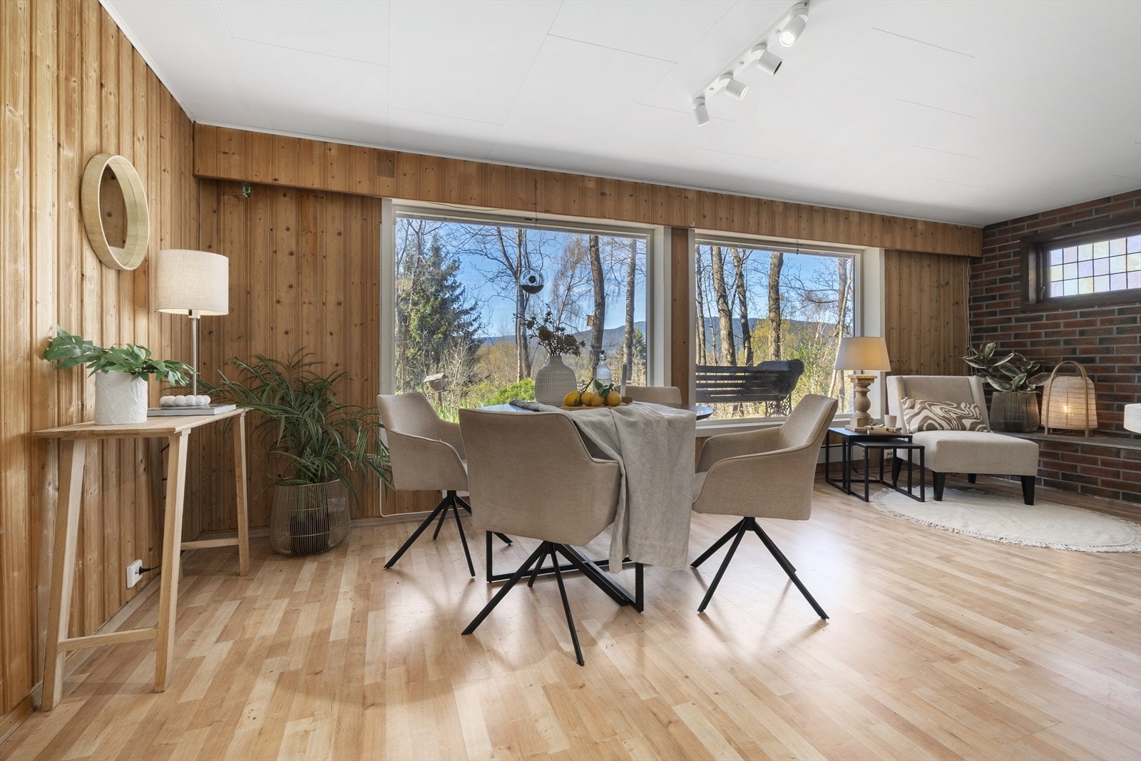 Rommet er stort nok til å romme både sittegruppe og spiseplass. Galleribilde
