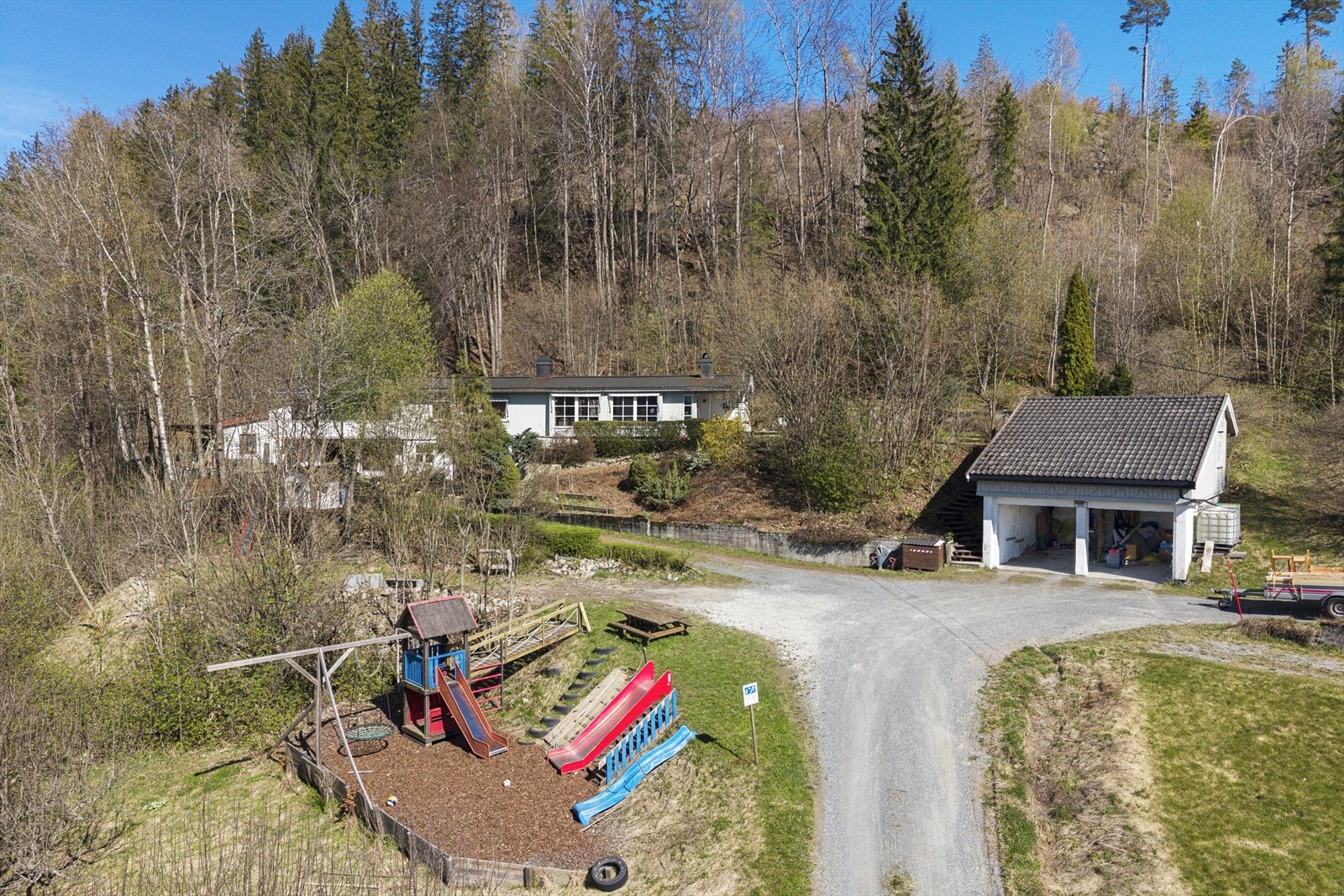 Eiendommen inkluderer enebolig, garasje med innredet loft, og et separat verksted. Galleribilde