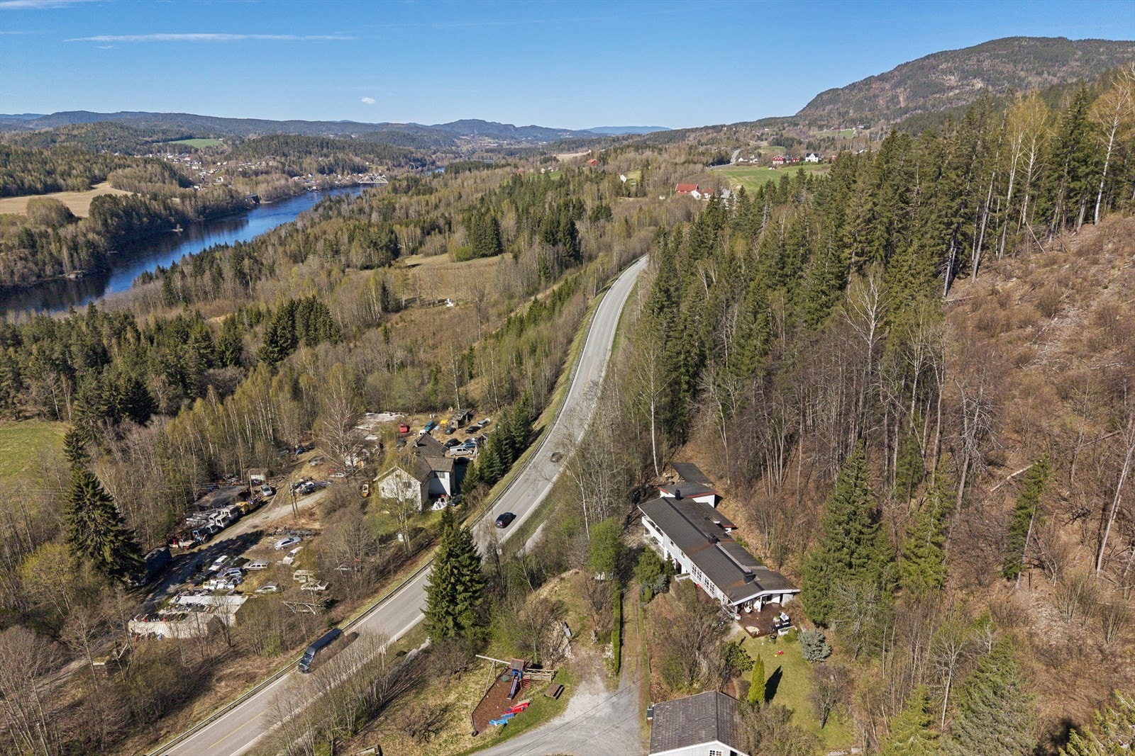 Fra eiendommen er det kort vei til bussholdeplassen Brodal, kun 1 minutts gange unna. Galleribilde