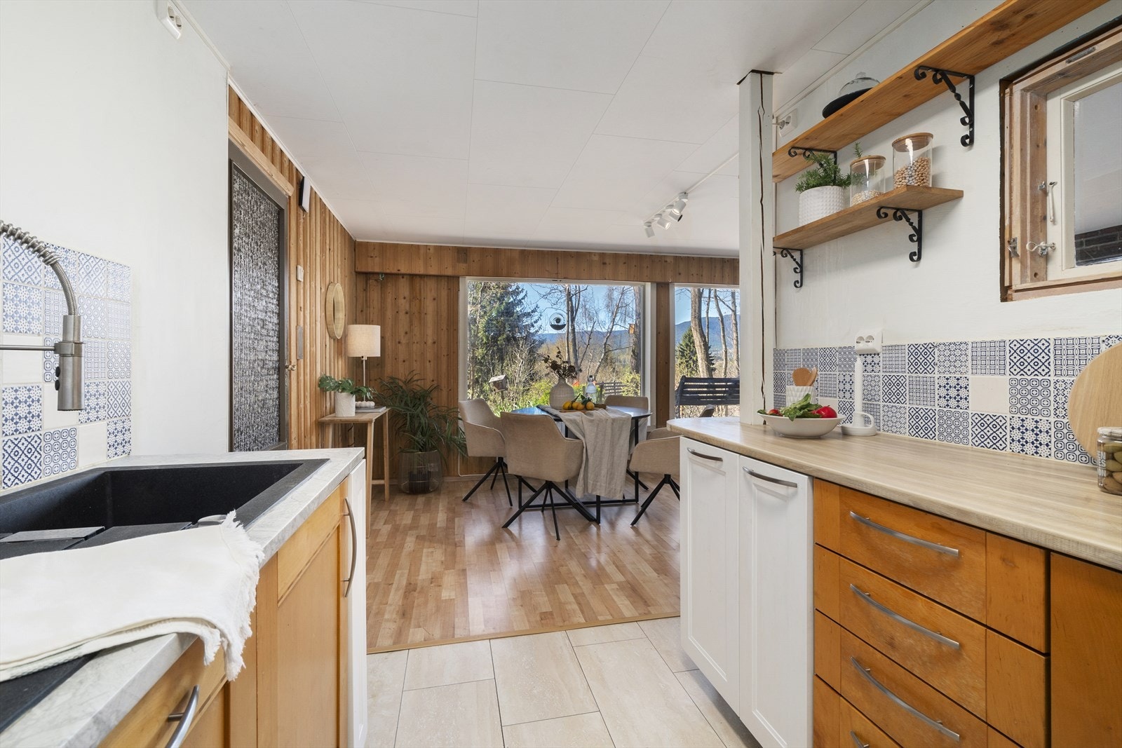 Kjøkkenet har en åpen løsning mot stuen. Merk at etablering av kjøkkenet ikke er byggemeldt (ikke godkjent som utleiedel). Galleribilde