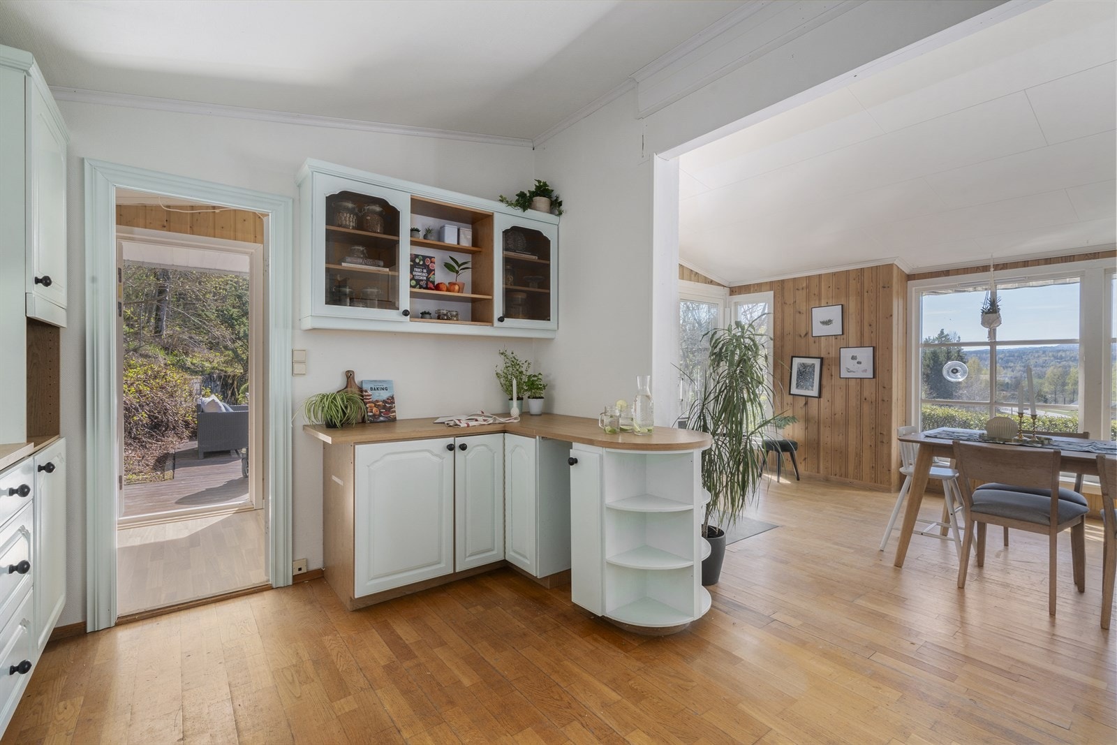 Fra kjøkkenet er det åpen løsning mot spisestuen og utgang til uteområdet. Galleribilde