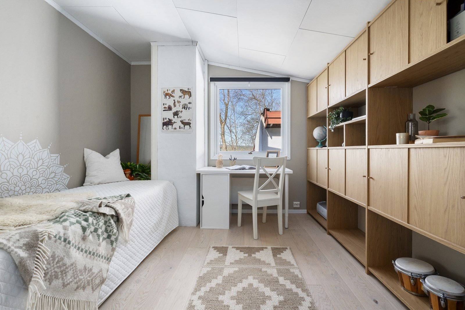 Dette rommet, som også ble pusset opp i 2020, er i dag innredet som kontor med smarte oppbevaringsløsninger, fra kontoret er det utgang til balkong Galleribilde
