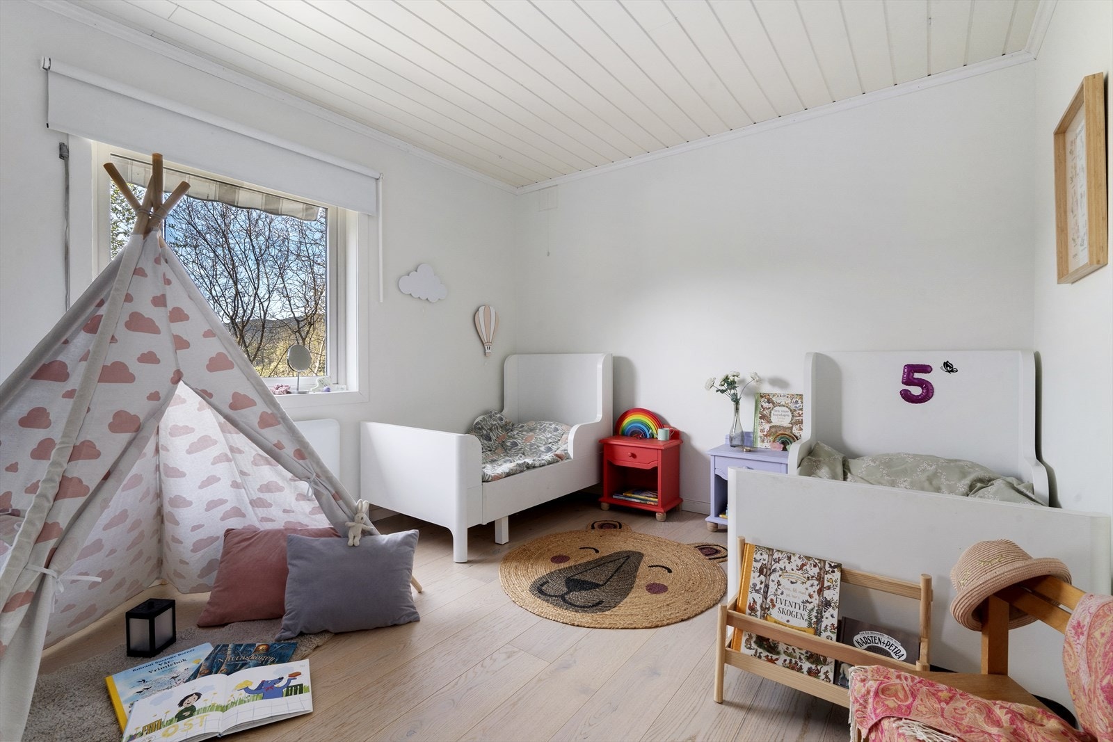Boligen har totalt fire soverom i hoveddelen, i tillegg til ett i underetasjen. Dette soverommet ble pusset opp i 2025 Galleribilde