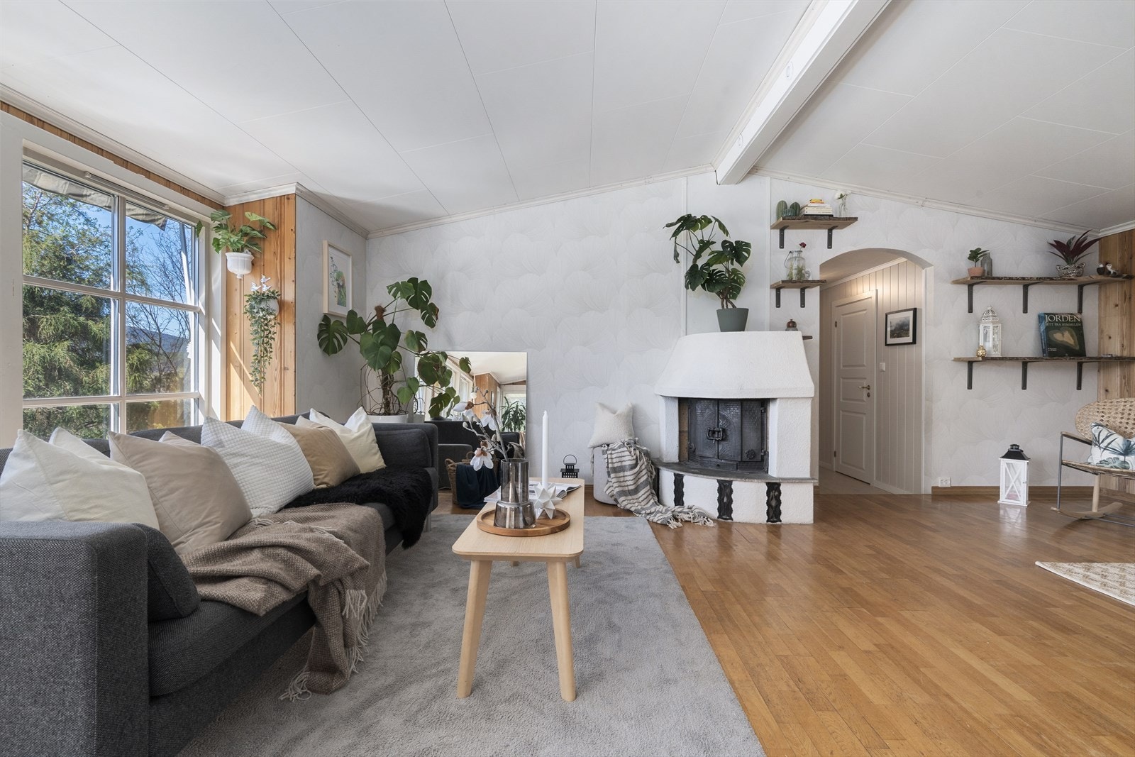 I stuen er det også en peis med innsats som gir ekstra varme og hygge. Galleribilde