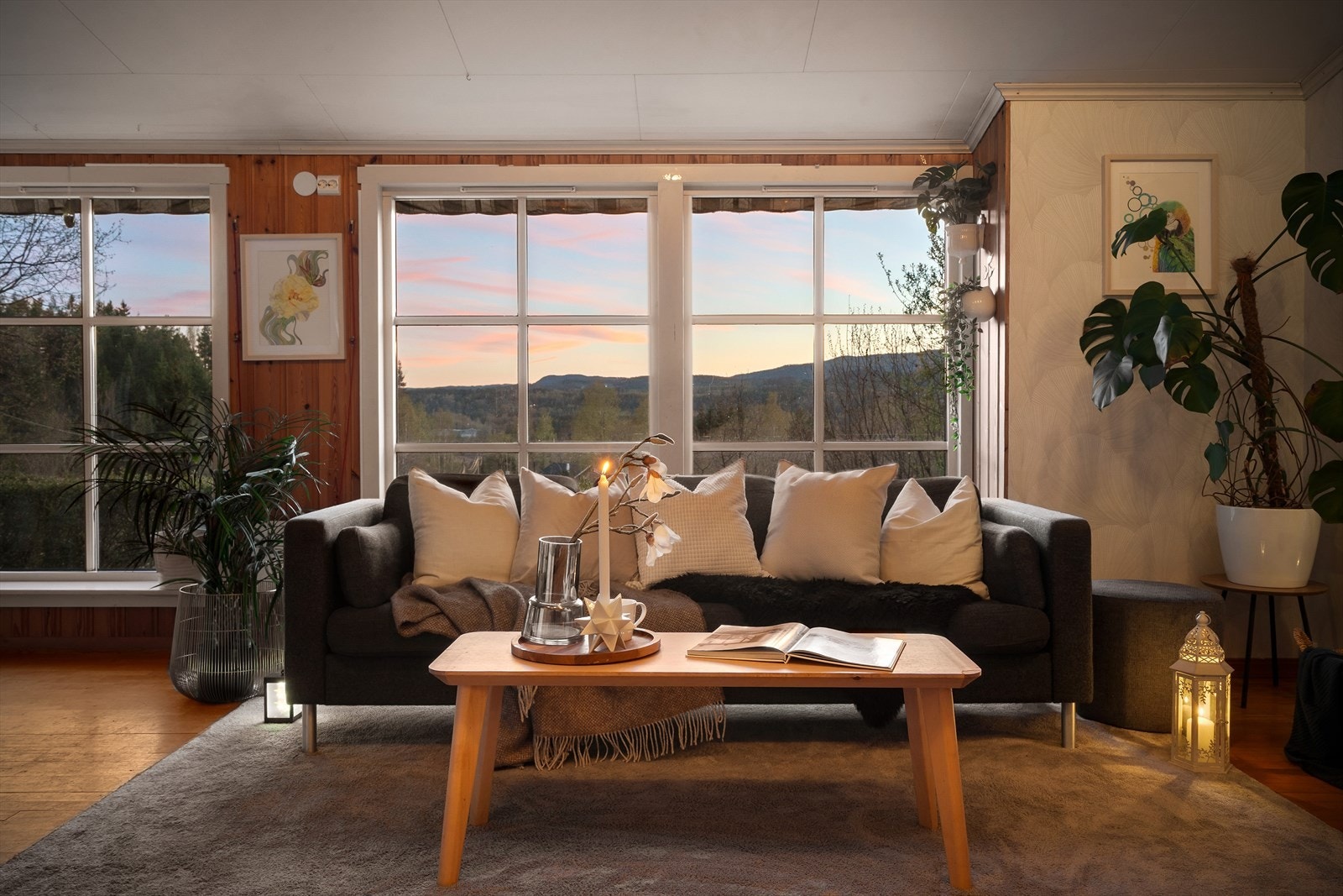 De store vinduene rammer inn utsikten og slipper inn rikelig med dagslys. Galleribilde