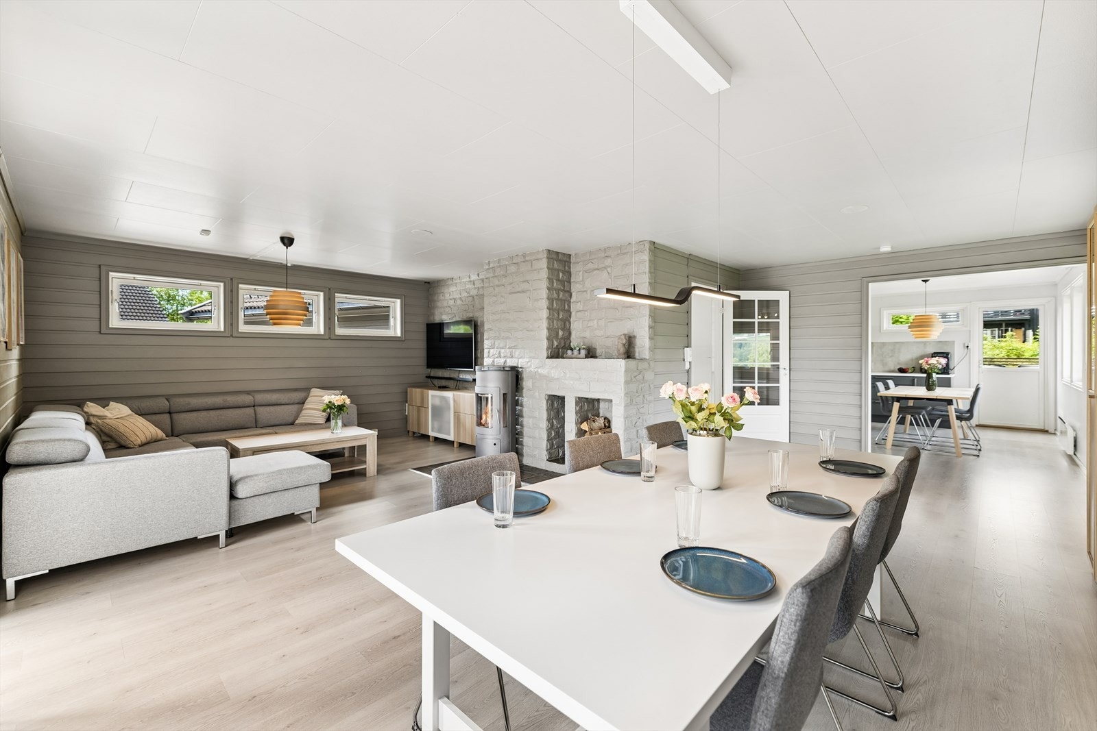 Stuen er romslig og har plass til flere sittegrupper. Vedovnen gir ekstra varme og hygge på kalde dager. Galleribilde
