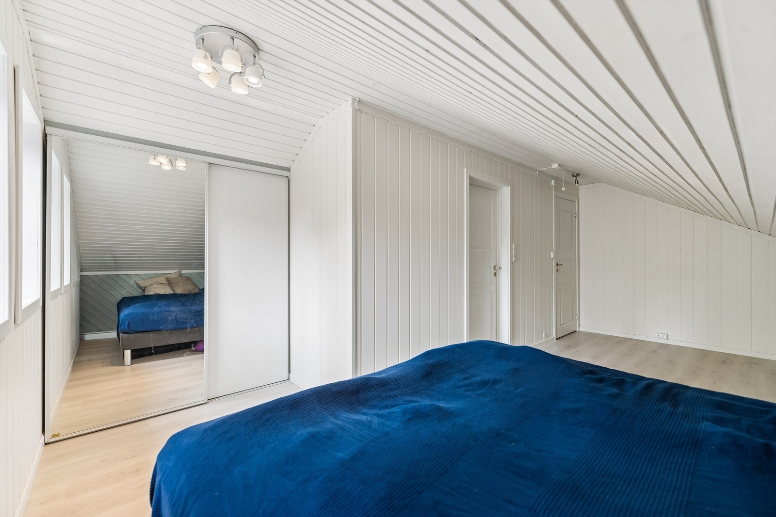 Innredet rom i andre etasje har god plass og smarte oppbevaringsløsninger. Galleribilde