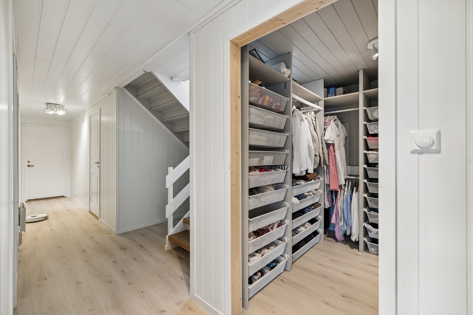 I sokkeletasjen er det en romslig garderobe med praktiske hyllesystemer. Galleribilde
