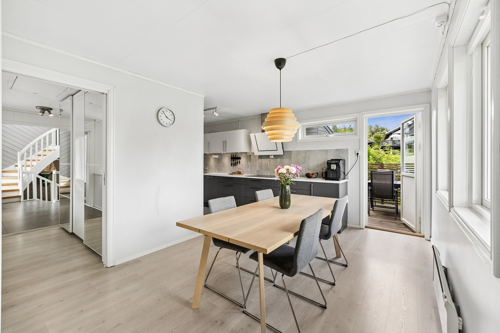Spisestuen har direkte utgang til en av de herlige uteplassene. Galleribilde