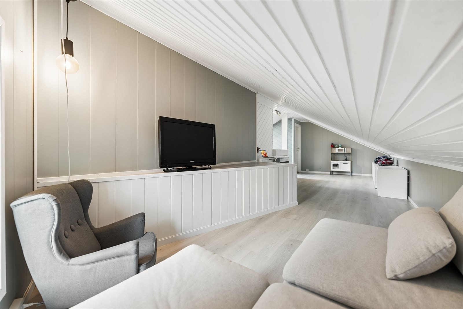 Innredet rom i andre etasje er et allsidig rom, ideelt som TV-stue, lekerom eller kontor. Galleribilde