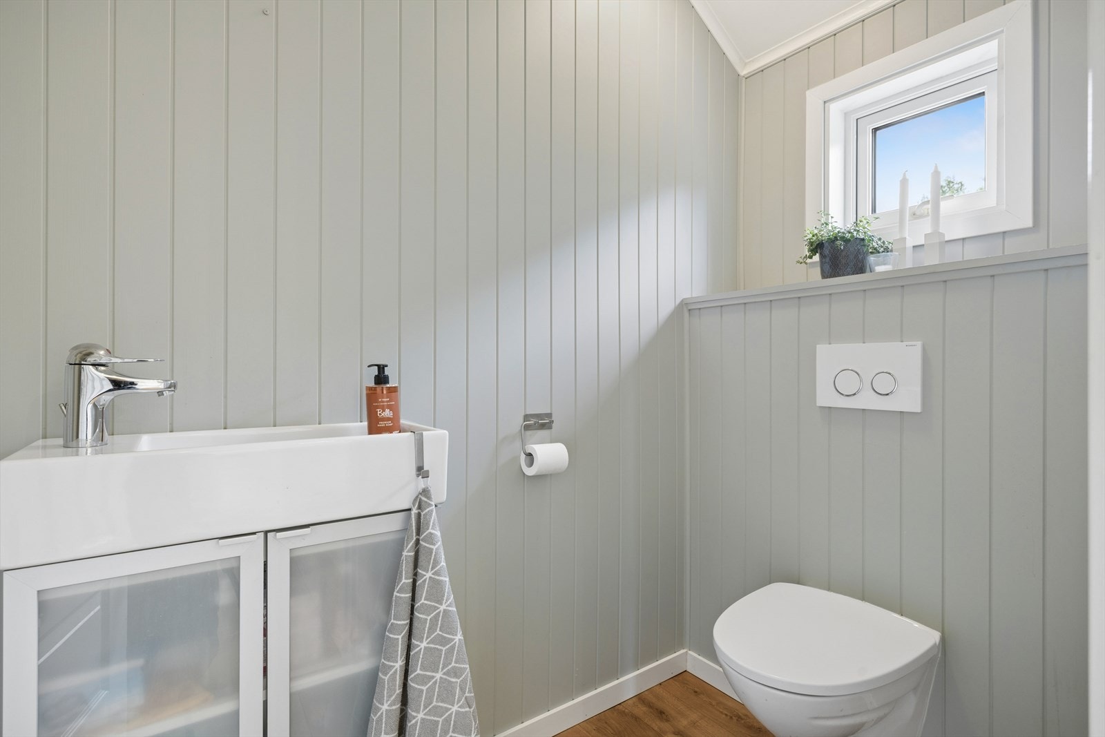 Eget toalettrom i 2. etasje på 2,6m². Galleribilde