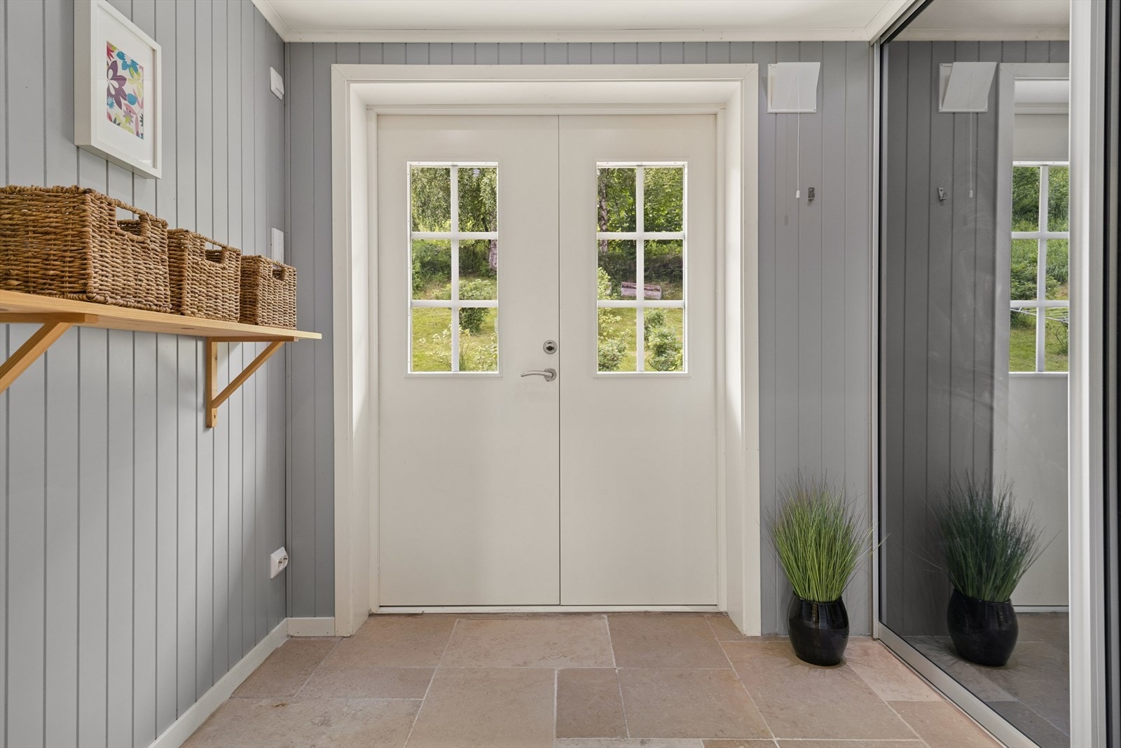 Velkommen inn! Lys entré på 5,2m² med flislagt gulv og skyvedørsgarderobe. Galleribilde