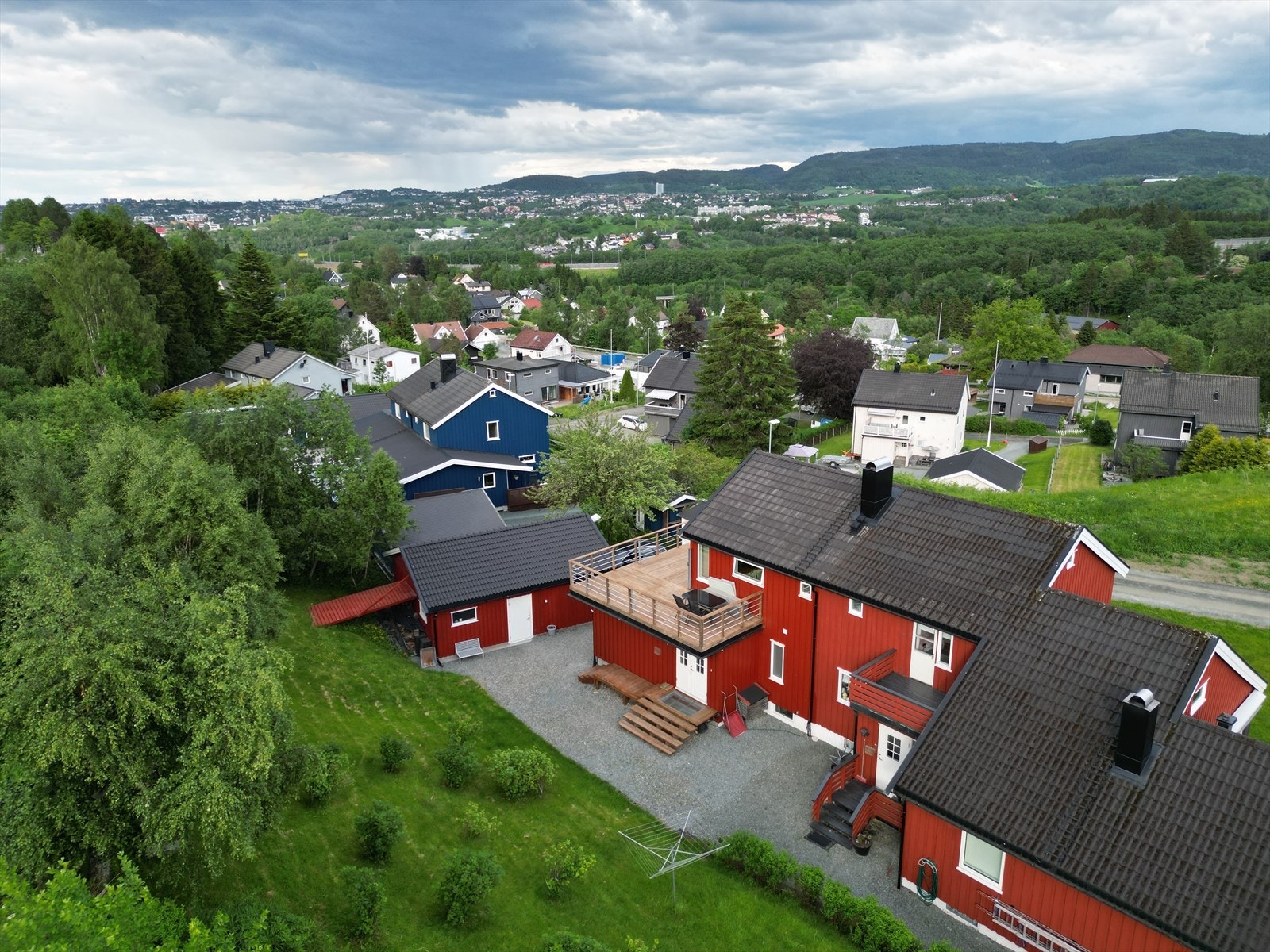 Boligen ligger i et etablert og barnevennlig område på Selsbakk, hvor huset er tilbaketrukket fra veien og ligger fredelig til i stikkvei. Galleribilde