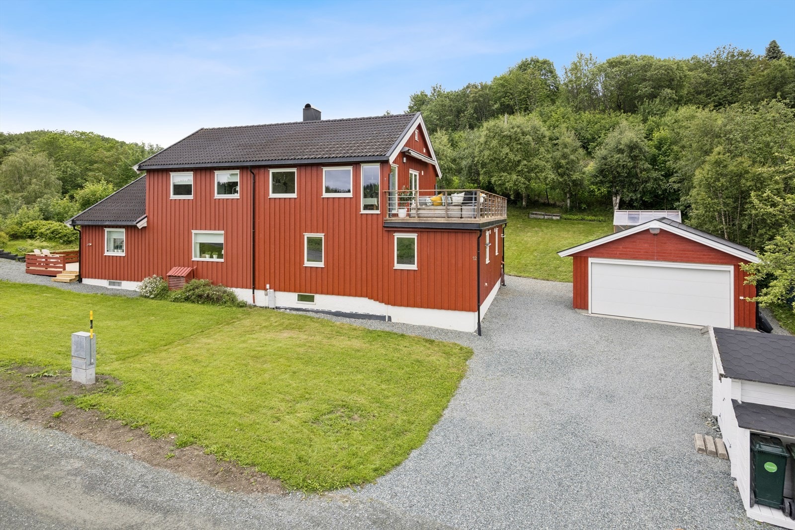 Boligen ble renovert og påbygget i 2013 hvor bl.a. overflater, kjøkken og bad ble tatt. Dobbelgarasje ble bygget i 2018-19 og har elbil-lader, inspeksjonsgrop og god lagringsplass. Galleribilde